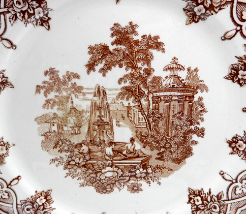 ANTIKE BRAUNE & WEISSE ""DAMEN AM FUNTAIN"" RIGA SIGNIERTE TRANSFERWARE-PLATTE - Bild 2 von 11