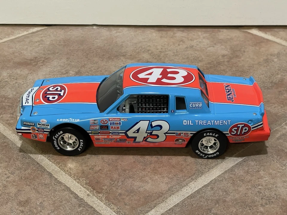 Richard Petty STP Pontiac Grand Prix RCCA 1984 acción histórica NASCAR 1/24 Foto 3 de 4