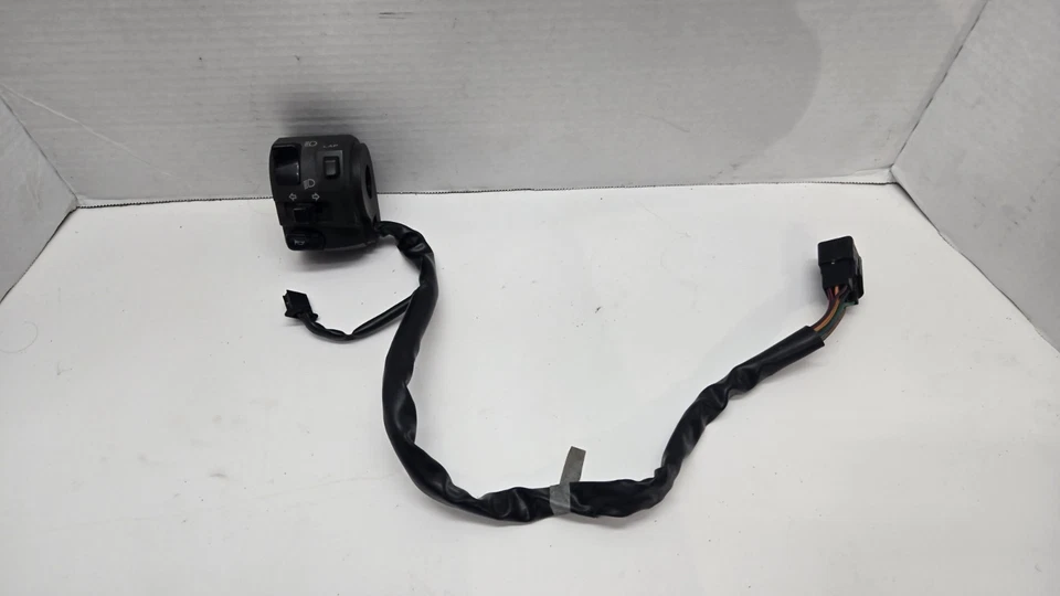 07-08 KAWASAKI NINJA ZX6R ЛЕВЫЙ ЗАЖИМ НА РУЧКЕ ПЕРЕКЛЮЧАТЕЛИ СИГНАЛОВ РУПОРА - Изображение 2 из 4