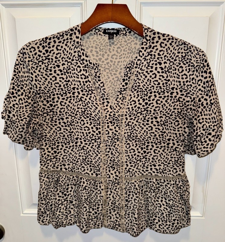 Express Womens Rayon SS V Neck Beige Leopard Print Blouse Shirt Small