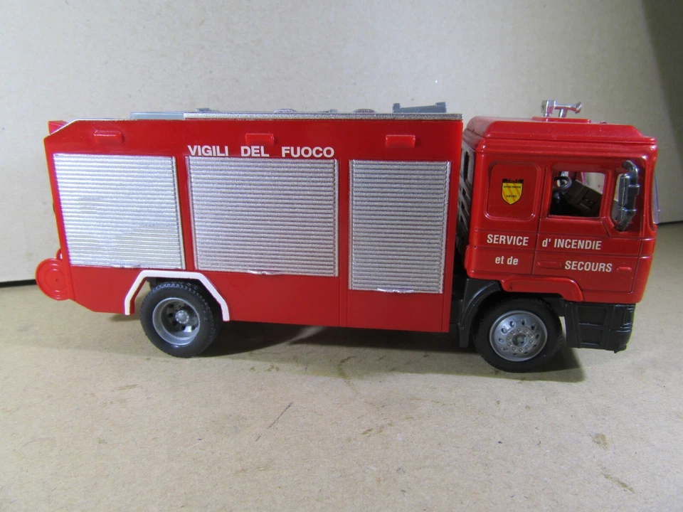 478W New-Ray Cold Processed Man F2000 Vigili Del Fuoco Truck - Firefighters 1:43 - Image 4 of 4