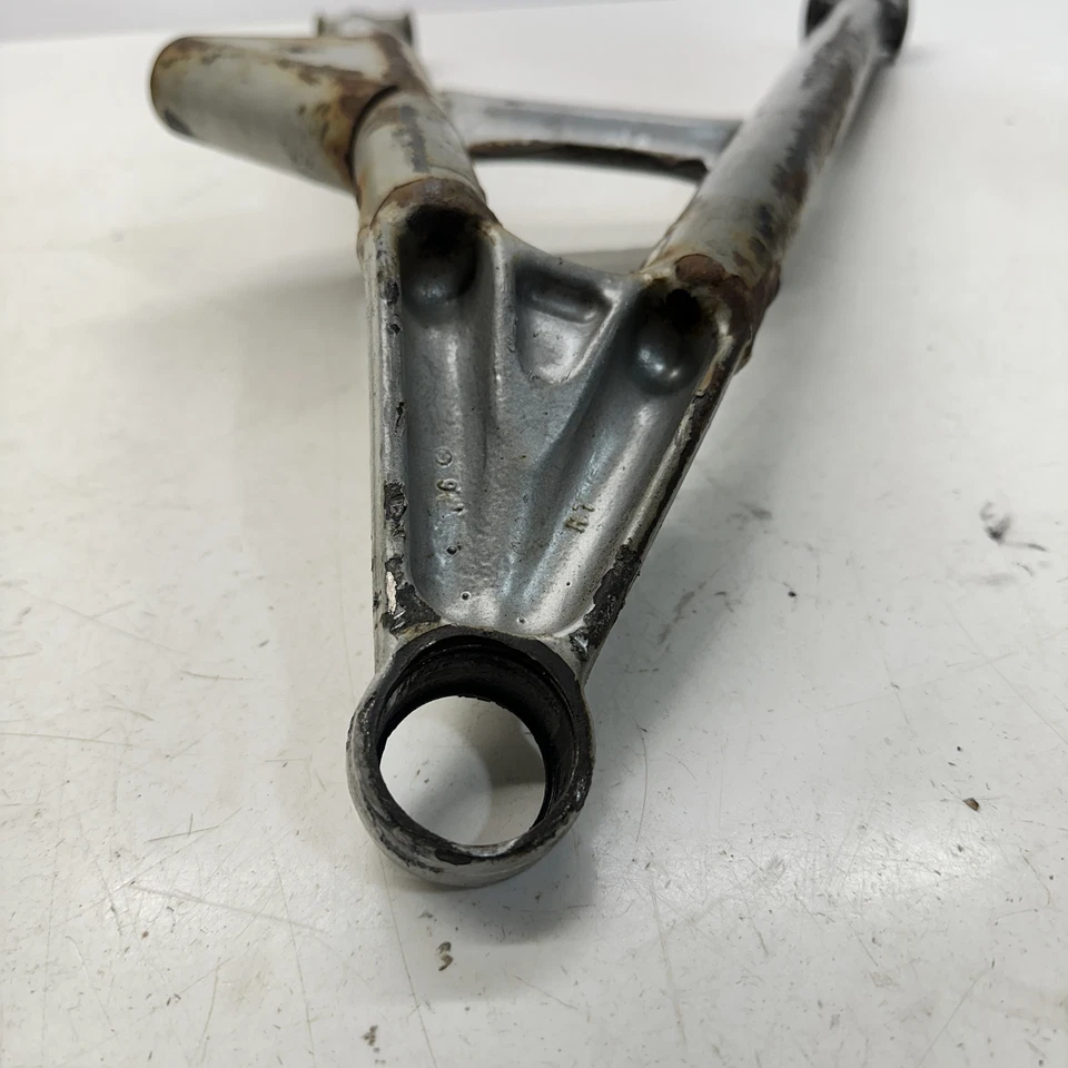 Braço de controle, dianteiro inferior LH, prata - 2005 Polaris 900 Switchback - Imagem 2 de 4