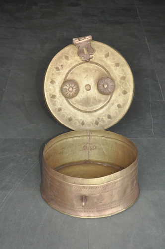 Vintage Big Heavy Brass Handcrafted Round Shape Engraved Jewellery/Chapati Box - Picture 5 of 8