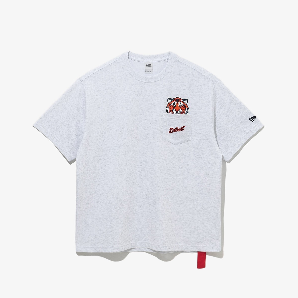 Tシャツ・カットソー New Era MLB Detroit Tigers Felt Pocket T-Shirt Heather Grey New Era 2025 MLB Detroit Tigers Felt Pocket T-Shirt, Heather