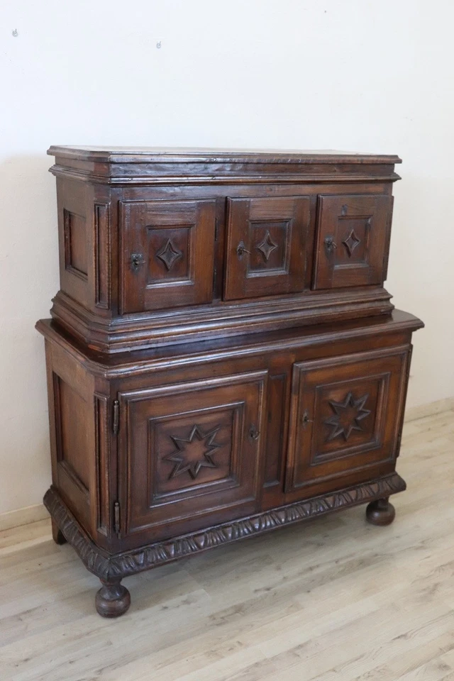 Armario o armario antiguo italiano de nogal macizo del siglo XVII Foto 2 de 4