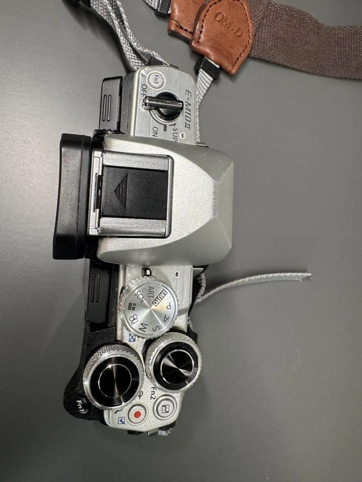 OLYMPUS OM-D E-M10 Mark II Silver Body w/ 14-42mm & 40-150mm Lens Kit Japan - Image 3 of 4