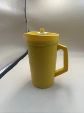 #N53- Vtg Tupperware Pitcher Yellow 7 1/2 in Push Button Lid 1 Quart 874-14