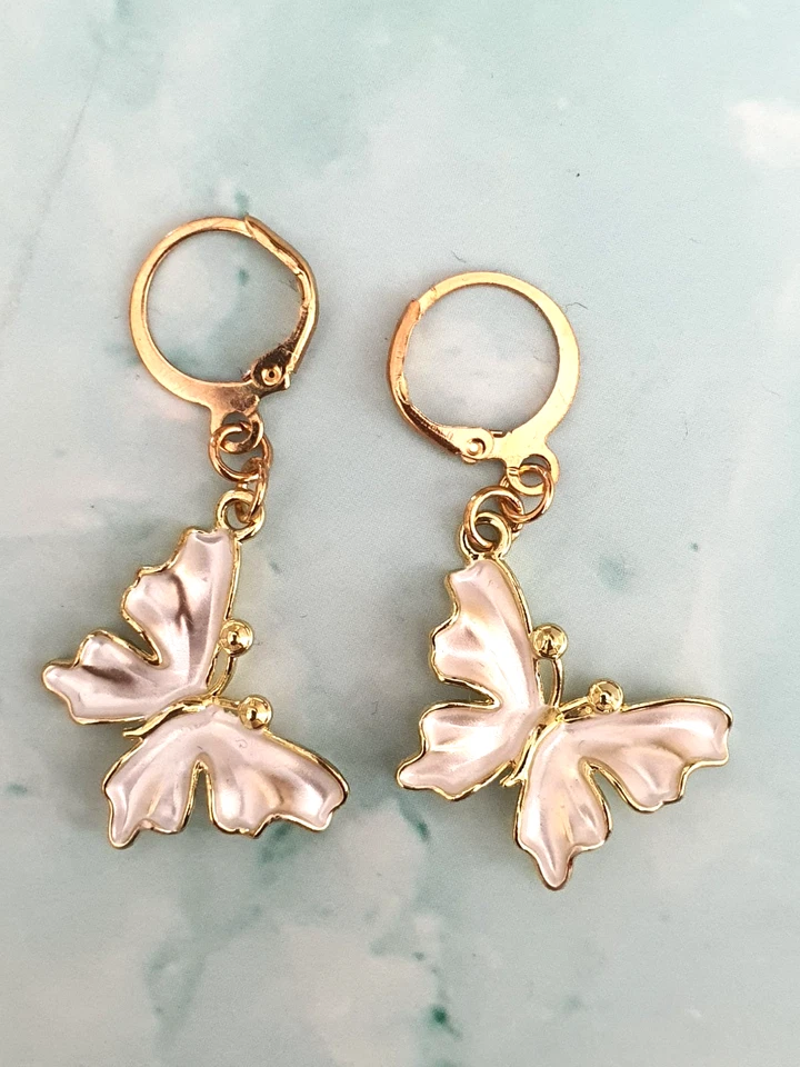 Huggie goldfarben mit verschiedenen Anhängern, Handarbeit, jedes Paar ein Unikat - Bild 4 von 4