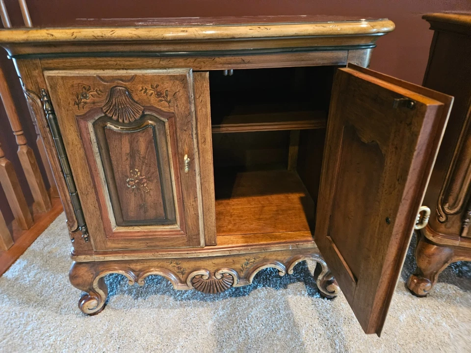 Dos mesitas de noche provinciales francesas Drexel Heritage Bretaña Foto 3 de 4