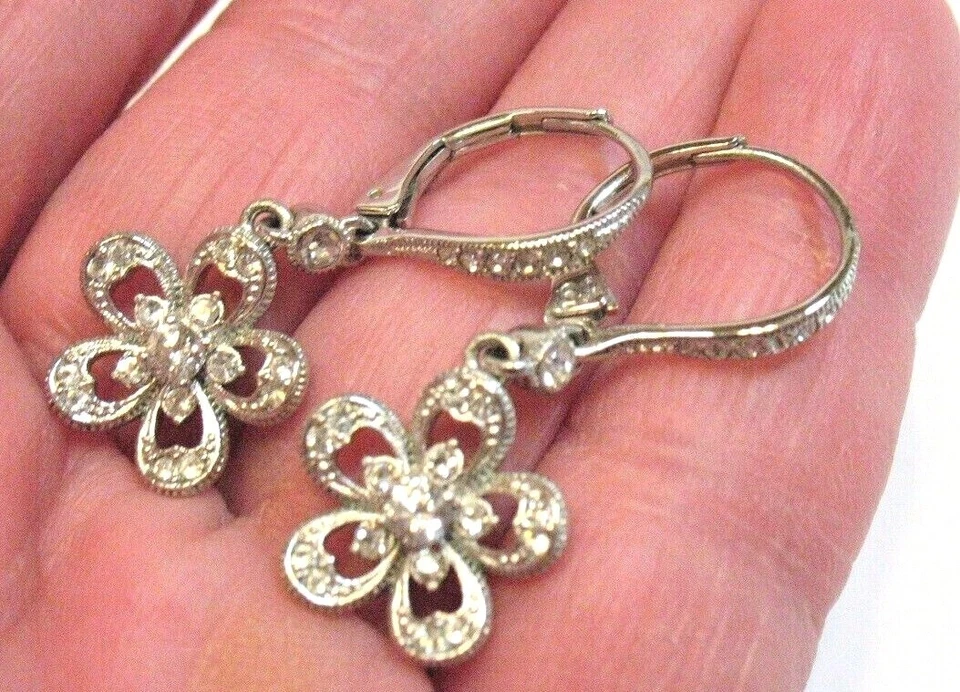 PENDIENTES NADRI CHAPADOS EN RODIO CIRCONITAS CÚBICAS FLORES PERFORADAS COLGANTES Foto 2 de 2