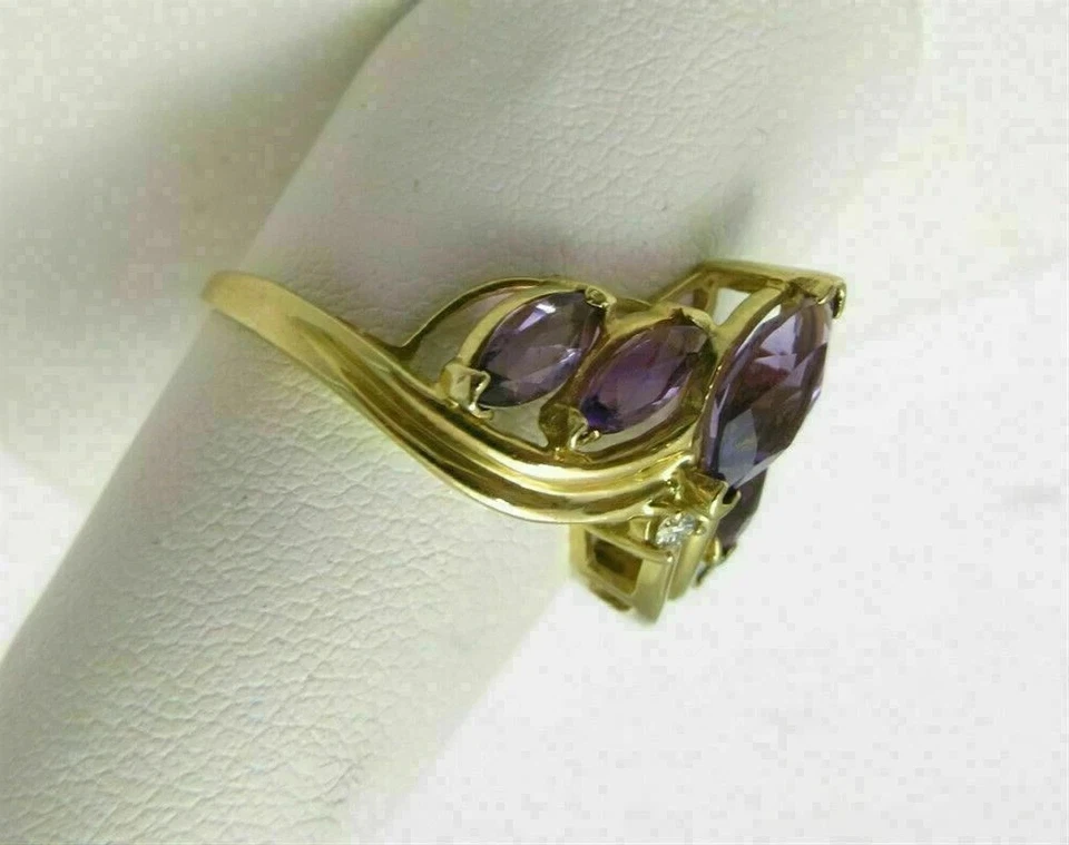Alianza de boda de amatista púrpura simulada de corte marquesa de 4 quilates enchapada en oro amarillo de 14 quilates Foto 4 de 4