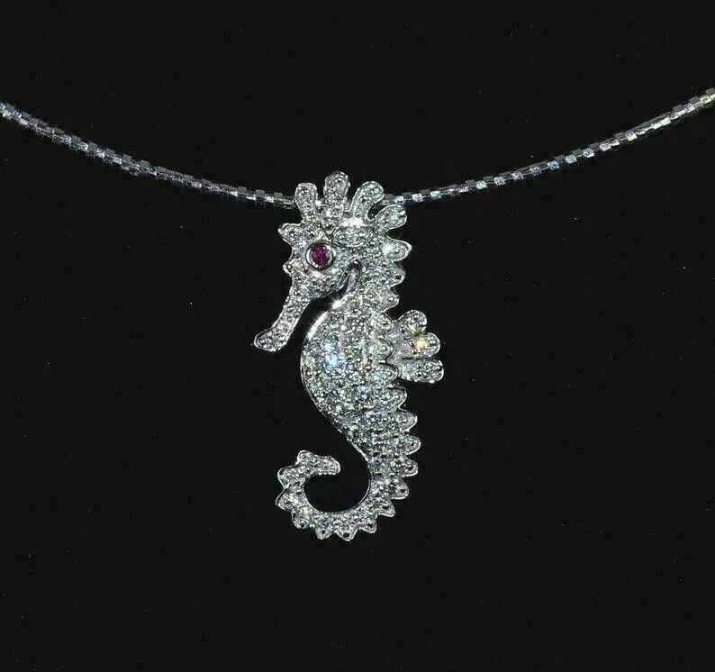 Colgante de caballito de mar con diamantes simulados de corte redondo de 2,10 quilates enchapado en oro blanco de 14 k Foto 4 de 4