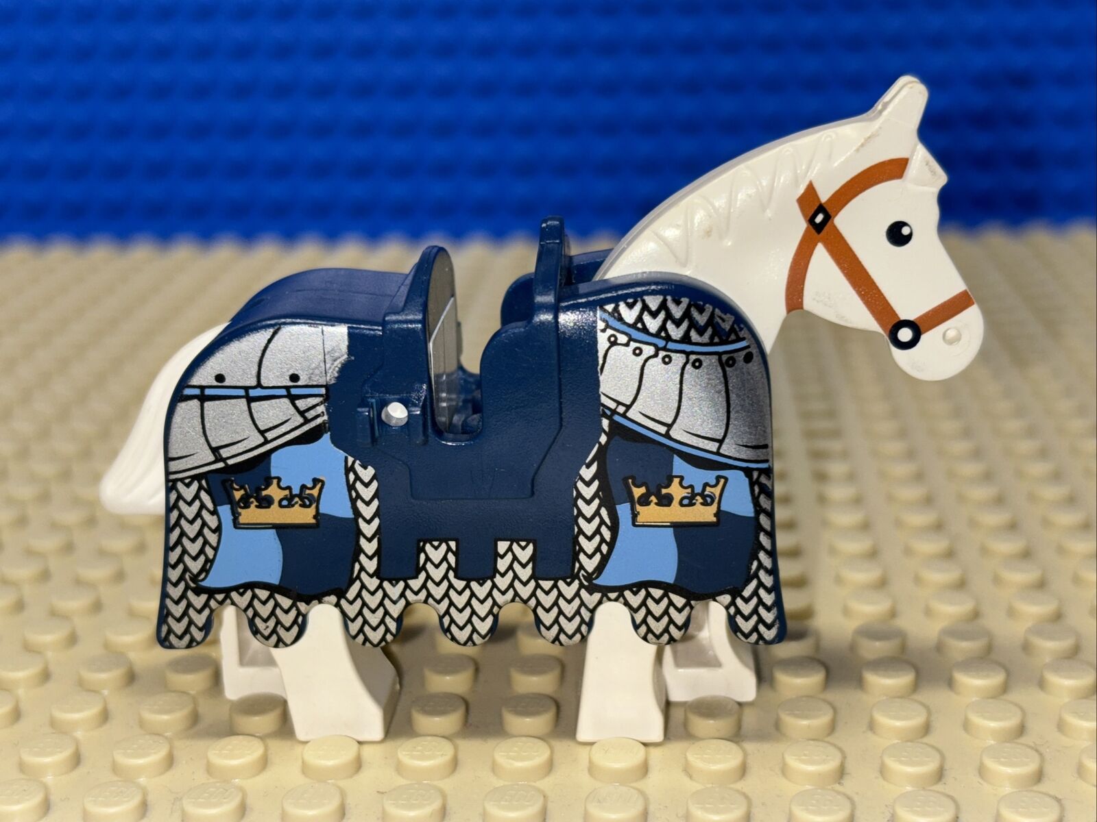 LEGO Horse White + Barding BLUE Gold Crown Pattern 2490pb07 Castle Theme