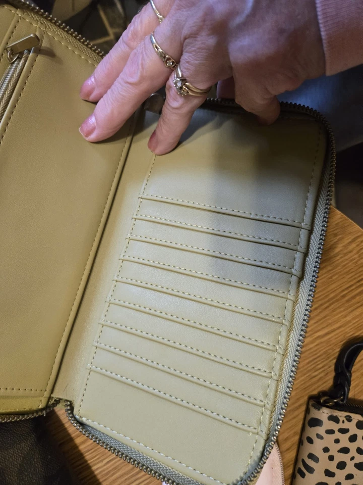 Tarjeta de crédito, monedas y billetes de mano. Foto 2 de 4