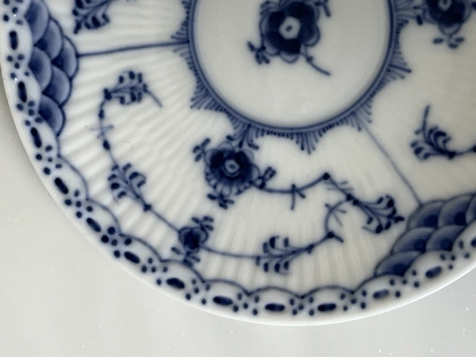 Xícara plana canelada azul Royal Copenhagen com pires chá café #528 - Imagem 3 de 4