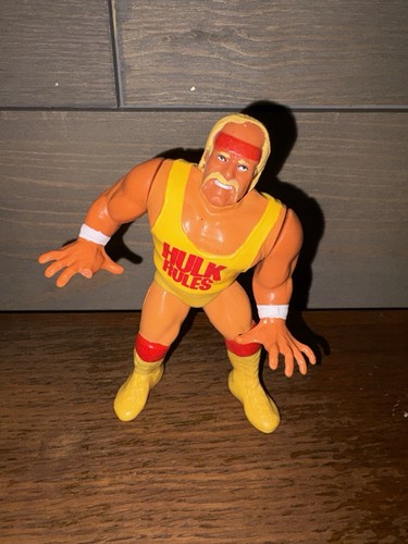 HASBRO WWF HULK HOGAN SERIES 1 WRESTLING ACTION FI...