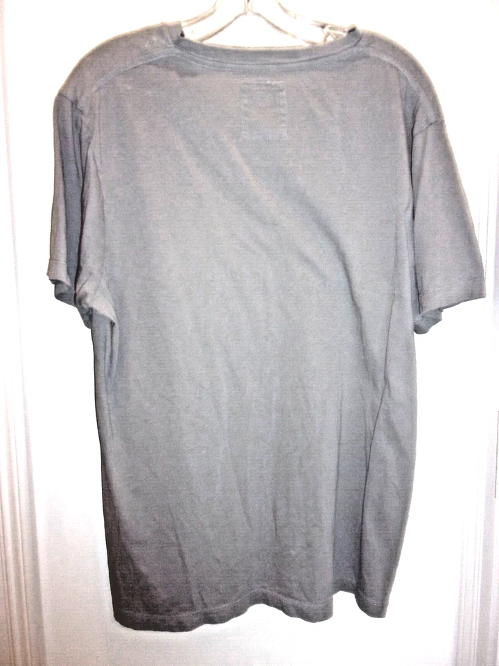 Camiseta THREADS & HEIRS Gris Manga Corta Cuello en V Talla Grande Foto 3 de 4