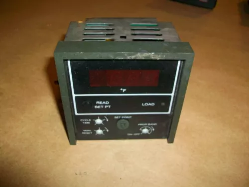 Chromalox Temperature Controller 3910-11104  USED