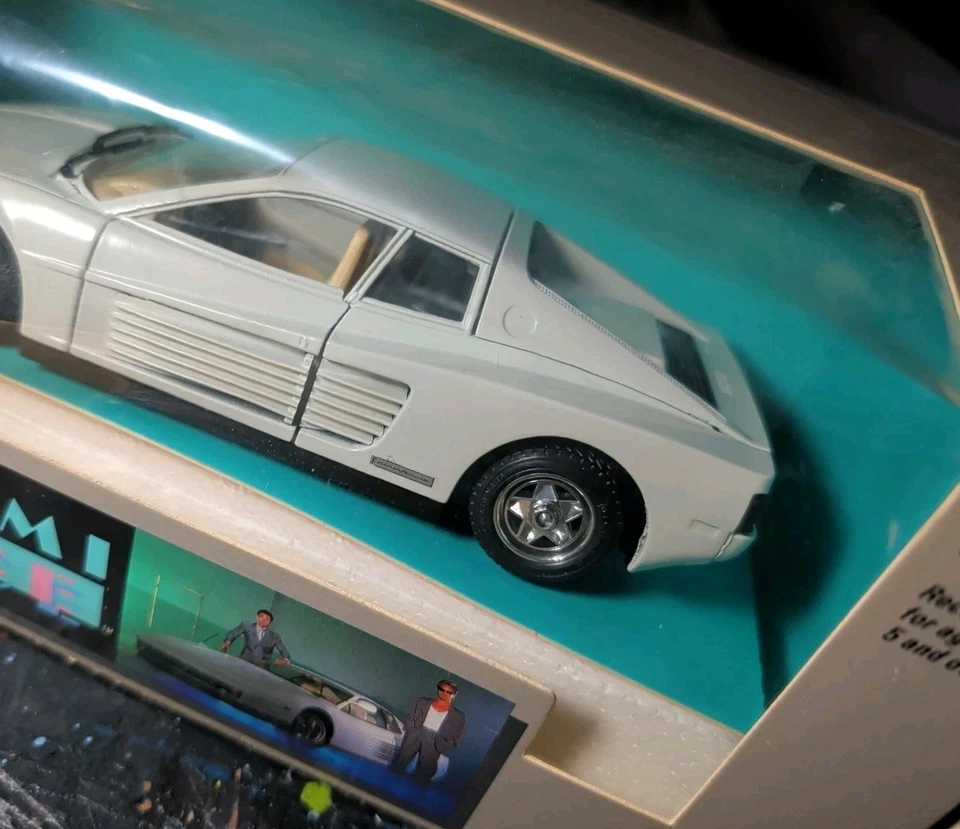 Vintage Testors Burago Miami Vice 1984 Ferrari Testarossa 1/24 DieCast Car w/Box - Image 3 of 4