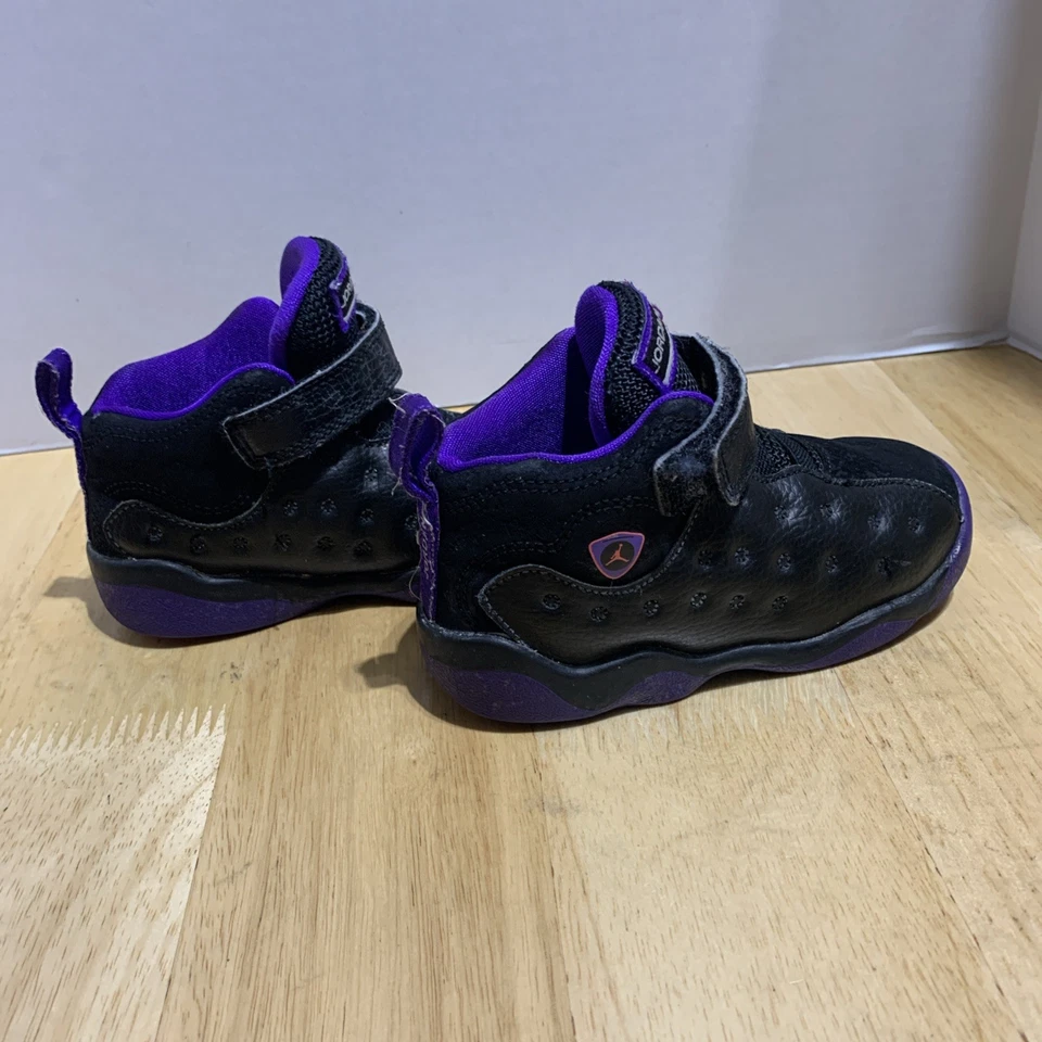 Zapatillas de baloncesto Nike Air Jordan Deluxe (niño pequeño talla 8C) negras/púrpura Foto 3 de 4