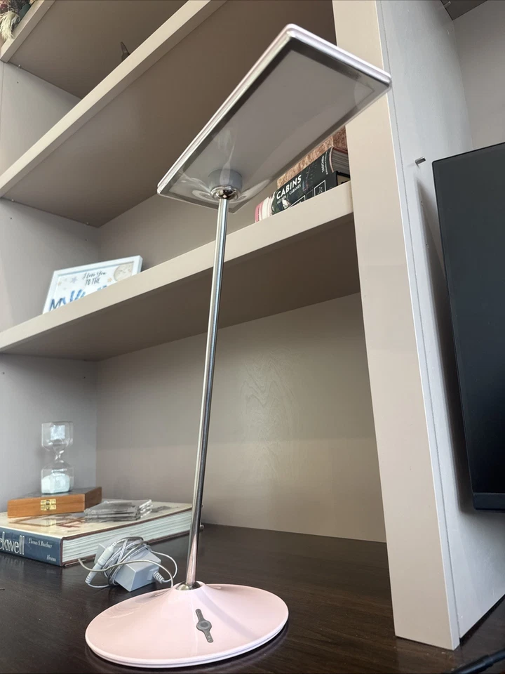 Lámpara de Escritorio Horizon Escala Humana, Alto Brillo, Rosa Claro Foto 4 de 4