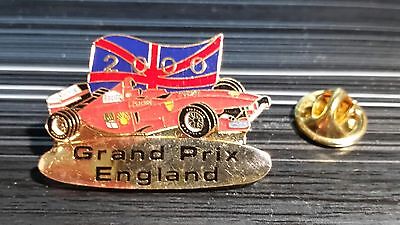 Maße 45x35mm Formel 1 Pin F1 Grand Prix 2000 Silverstone rotes FZG auf Fahne