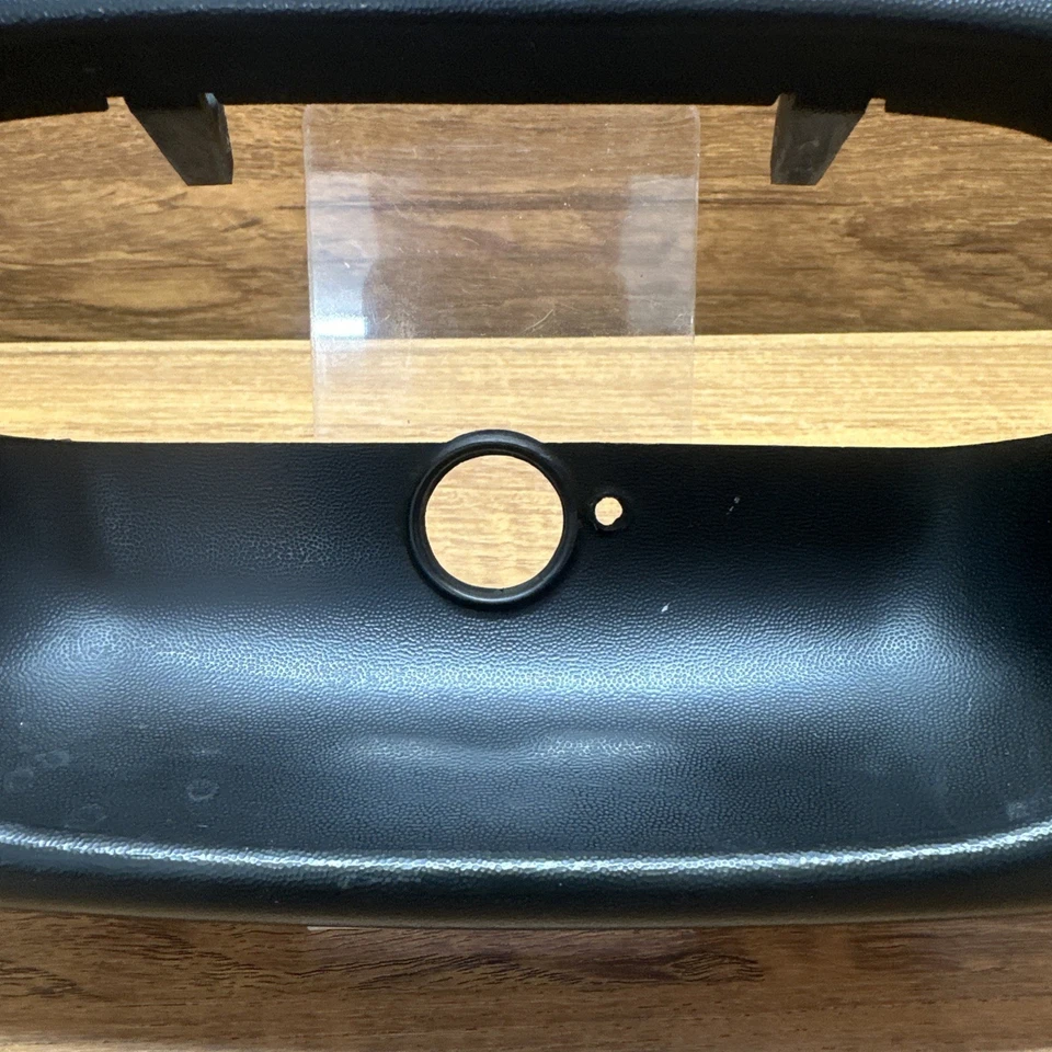 1999-2007 Chevrolet GMC 1500 2500 3500 Tailgate Handle Bezel 11331060 - Image 4 of 4