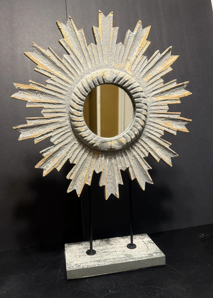 Hermoso espejo de madera Sunburst pintado envejecido sobre soporte de metal y madera Foto 3 de 4