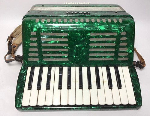 Yamaha Accordion Part 8905 25 Keys 12 Bass green with softcase