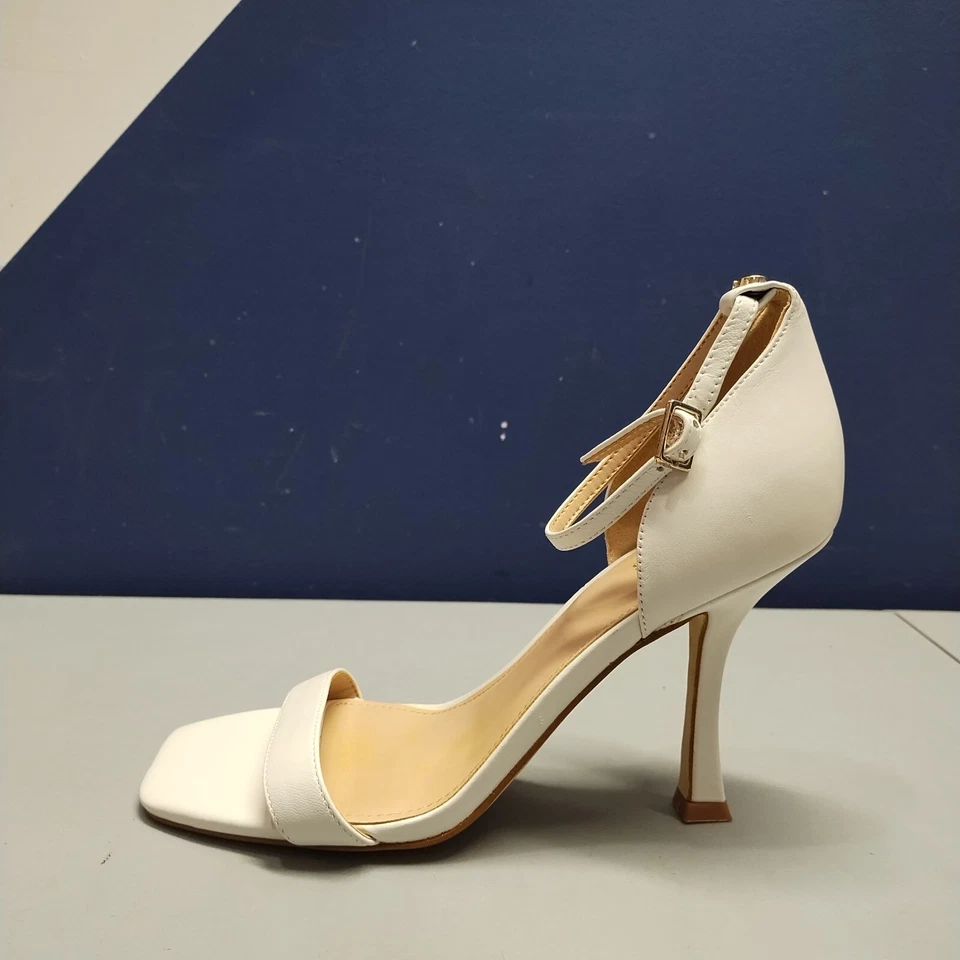 GUESS Gwyael 2 Tacones Gatito Mujer Talla 7.5M Cuero Blanco Correa Tobillo Punta Abierta Foto 4 de 4