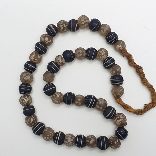 Collar vintage africano de cuentas de vidrio a rayas blancas y mofeta - Imagen 19 de 23
