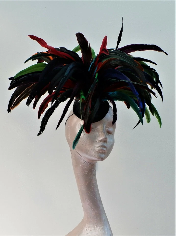 Carnaval - Tocado de Cóctel Pluma Multicolor Fascinador POR HATS2GO  Foto 3 de 4