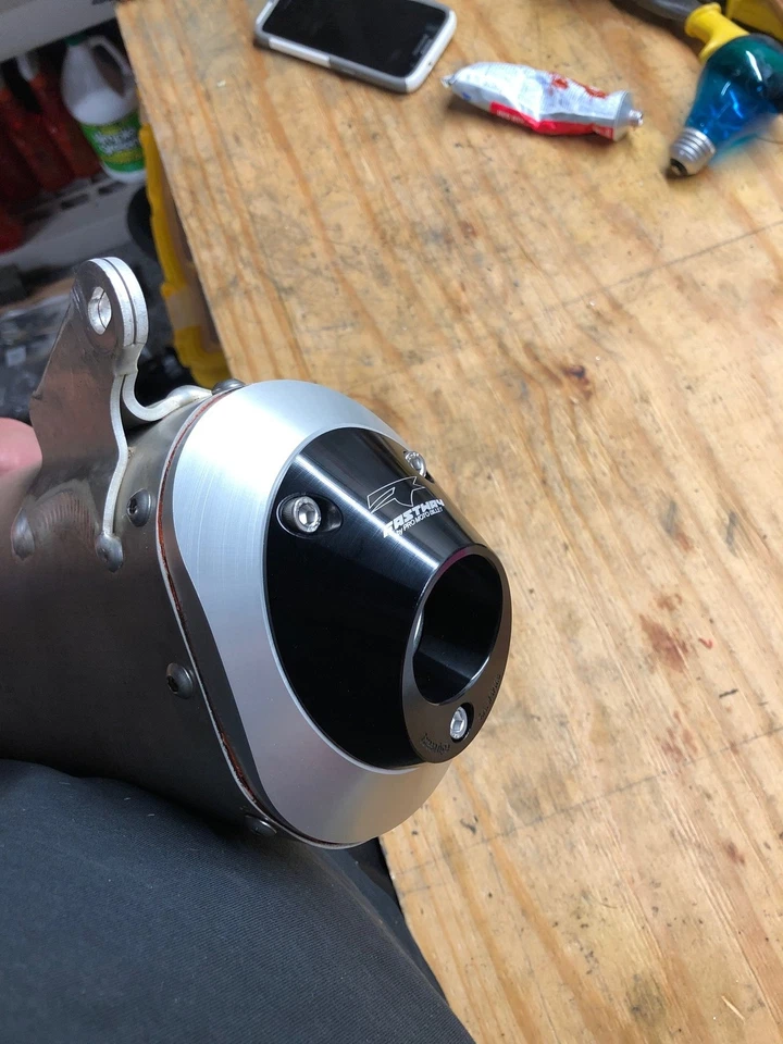 Tapa de extremo antichispas Fastway PMB-01-5106 negra - Se adapta a: Yamaha YZ450F 2014-2025 Foto 4 de 4