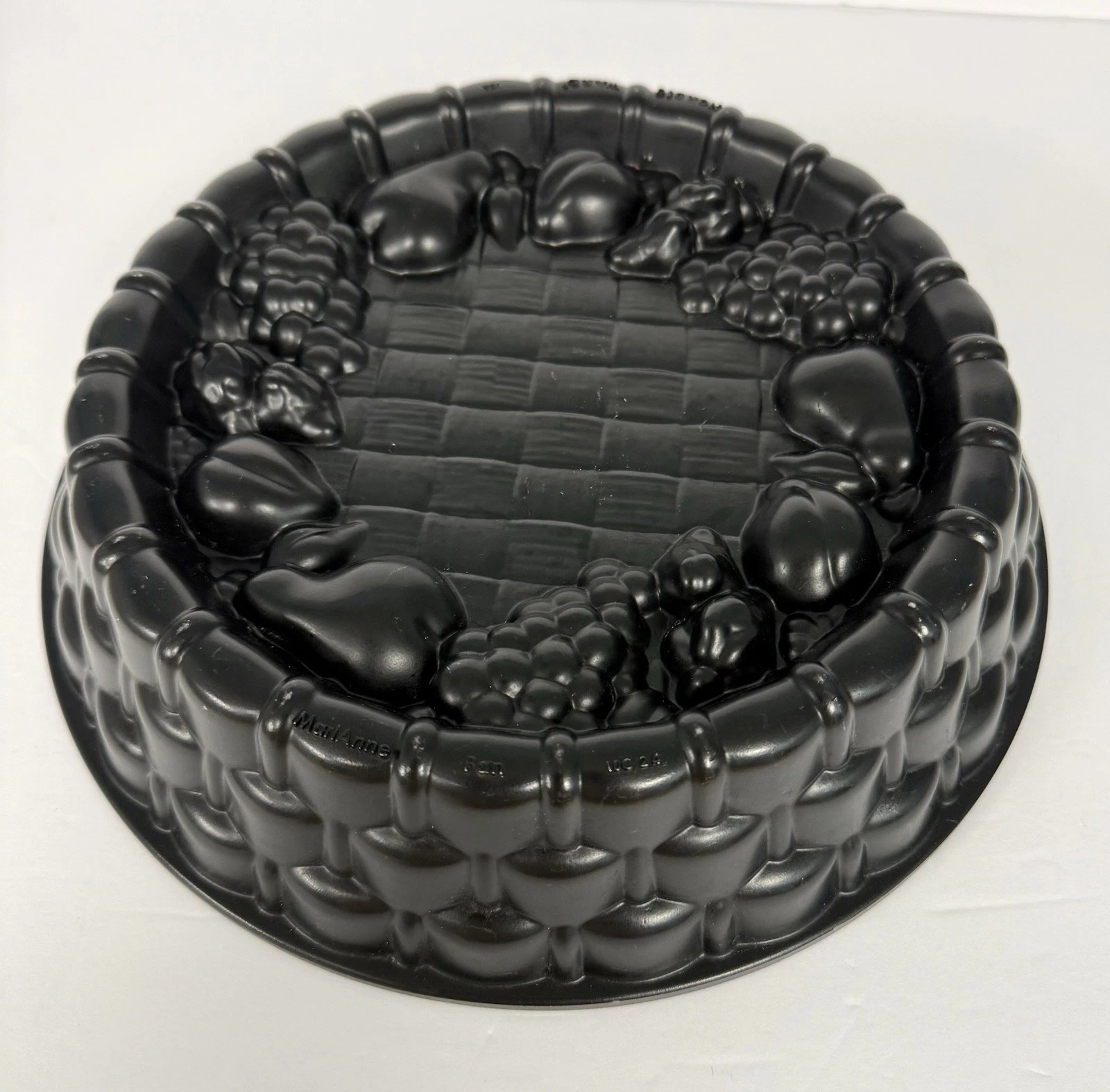 Nordic Ware MarIAnne Fruit Basket Cake Pan 10 Cup 11" Round Black Nonstick USA