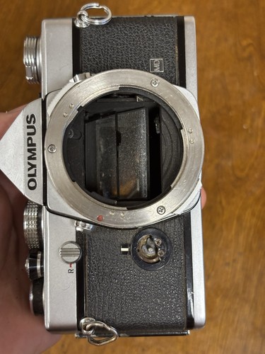 Olympus OM-1 35mm SLR Body FOR PARTS - Picture 2 of 9