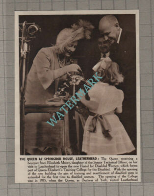 C3474) Elizabeth Moore präsentiert Bouquet Springbock House Leatherhead - 1950 Clip
