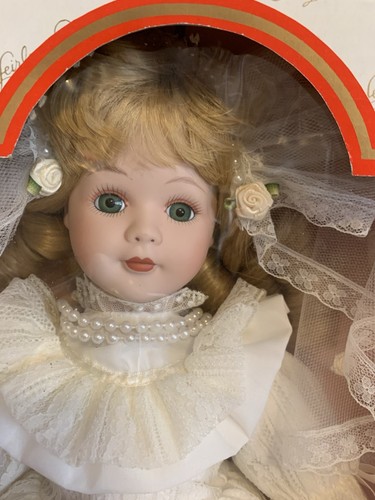 ❤️Vintage Erbstück Puppen Marke Porzellan Puppe Braut Blumen in der Hand NRFB - Bild 2 von 12