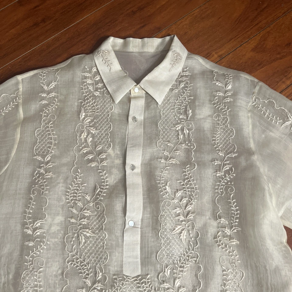 Tradicional Bordado Filipino Barong Tagalo Floral 1/4 Botón Hombre’s L Usado en Excelente Condición Foto 4 de 4
