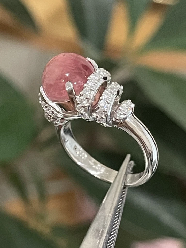 Cojín ojo de gato turmalina rosa natural GIA 4,36 quilates, diámetro 0,44 quilates, anillo pt900 Foto 2 de 4