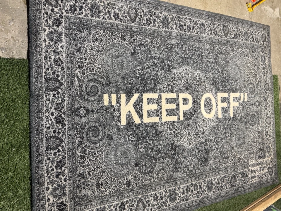 Alfombra Virgil Abloh x IKEA "KEEP OFF" 200x300 CM Gris/Blanco Off-White, Usada Foto 4 de 4