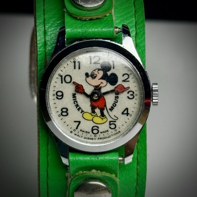 Disney Mickey Mouse Watch - Green and Red Rare Vintage Mens Disney Mickey Mouse Green Dial Chronograph  main image 3