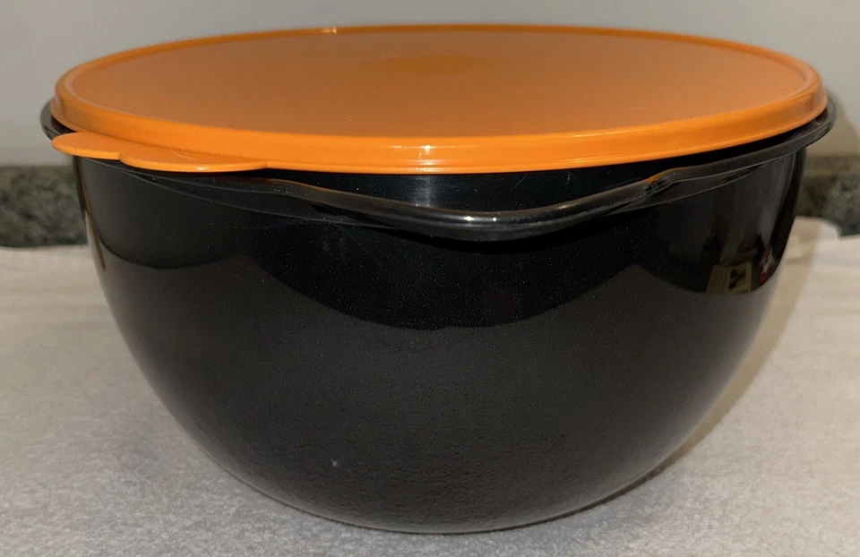 Tigela preta Tupperware grande com tampa laranja - Ótimo para Halloween - Imagem 2 de 4