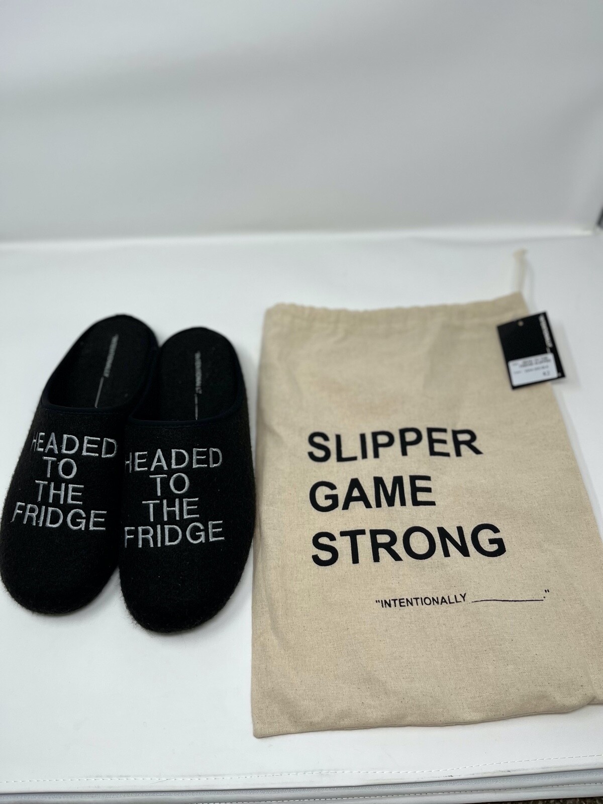 APL Pantofole nuove con etichette da uomo intenzionalmente bianche con testa in frigorifero taglia 42