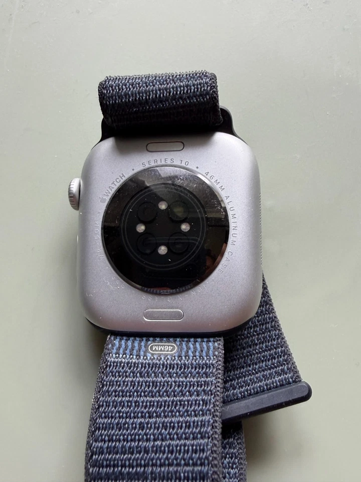 Apple Watch 10 GPS 46 mm tinta plateada bucle deportivo Foto 3 de 4