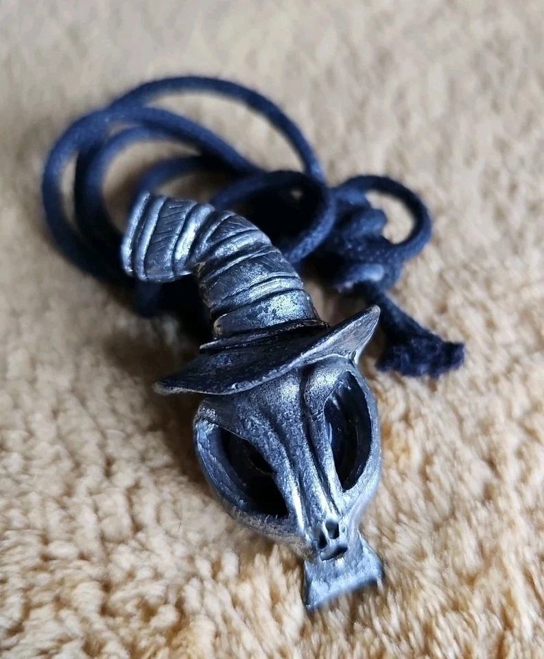 Collar con dije extraterrestre de peltre años 90 centro comercial cordón negro 2" vintage Foto 2 de 4