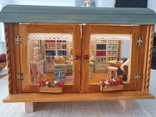 Puppenstube,  Wolle und Stoffe im Bauwagen