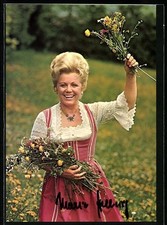 Musikerin Maria Hellwig auf Blumenwiese, Auto...