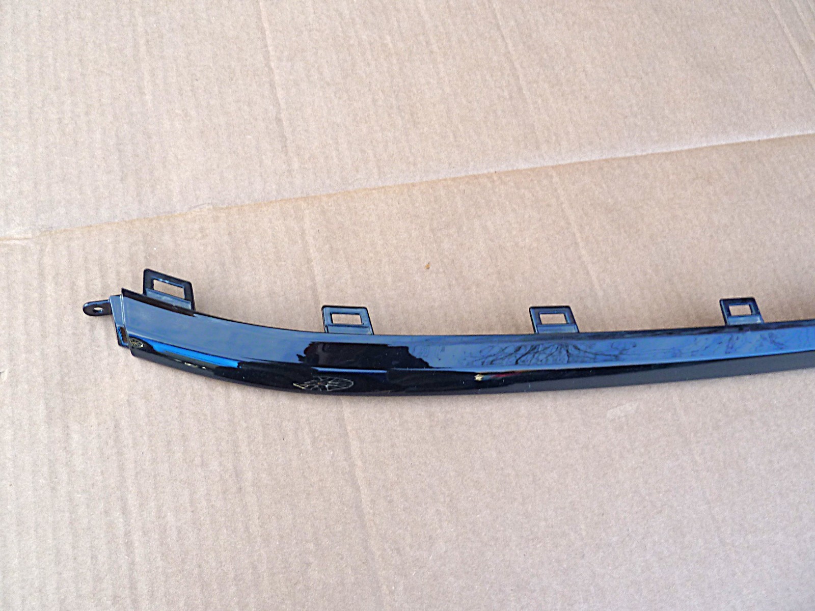 2020-2024 BENTLEY BENTAYGA FRONT BUMPER LOWER CENTER STRIPE TRIM 36A807697 OEM