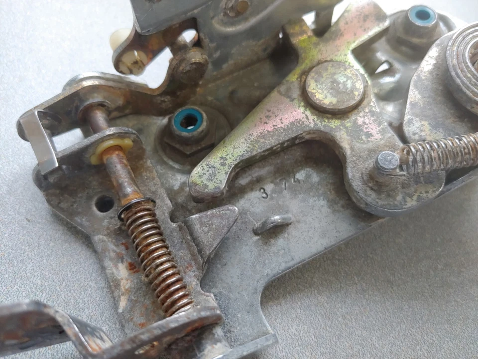 EXCELLENT USED ORIGINAL GENUINE PORSCHE 911 930 PASSENGERS SIDE DOOR LATCH 3/74 - Image 2 of 4