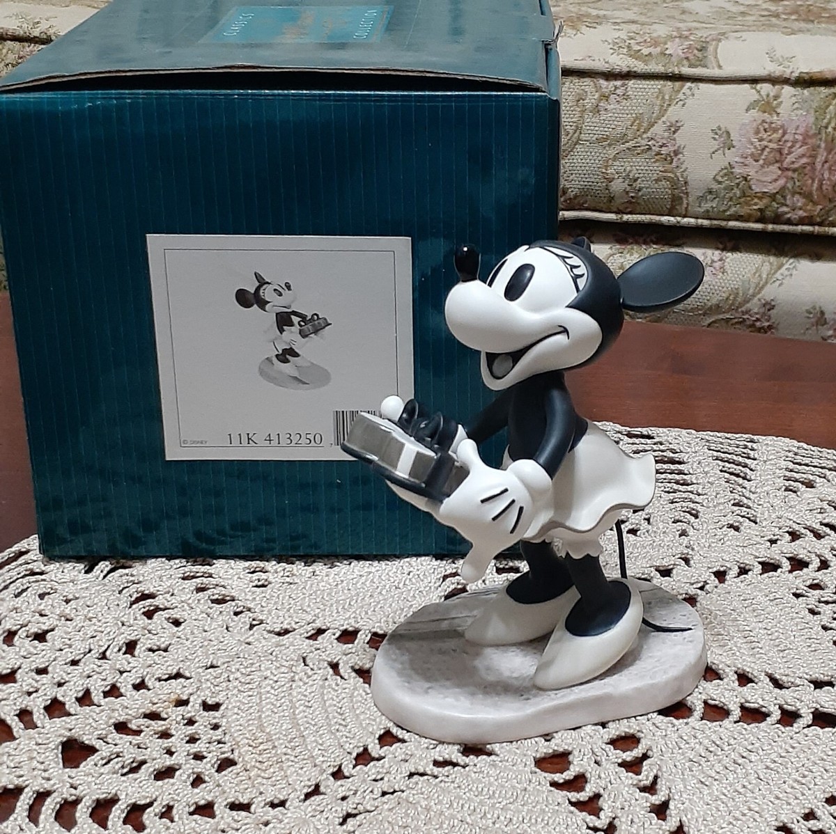 Disney~WDCC~PUPPY LOVE~MINNIE MOUSE~OH, IT'S SWELL!~41325